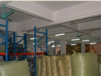 廣州品牌商務(wù)襯衫尾貨批發(fā) 如何在鞋帽箱包市場的競爭中找到商機(jī)？